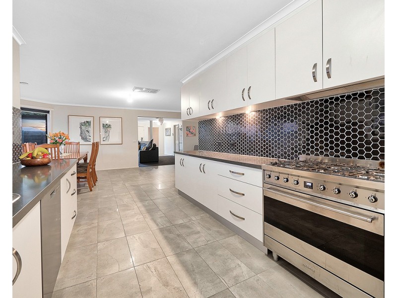 14 Dunferline Crescent, Cranbourne VIC 3977