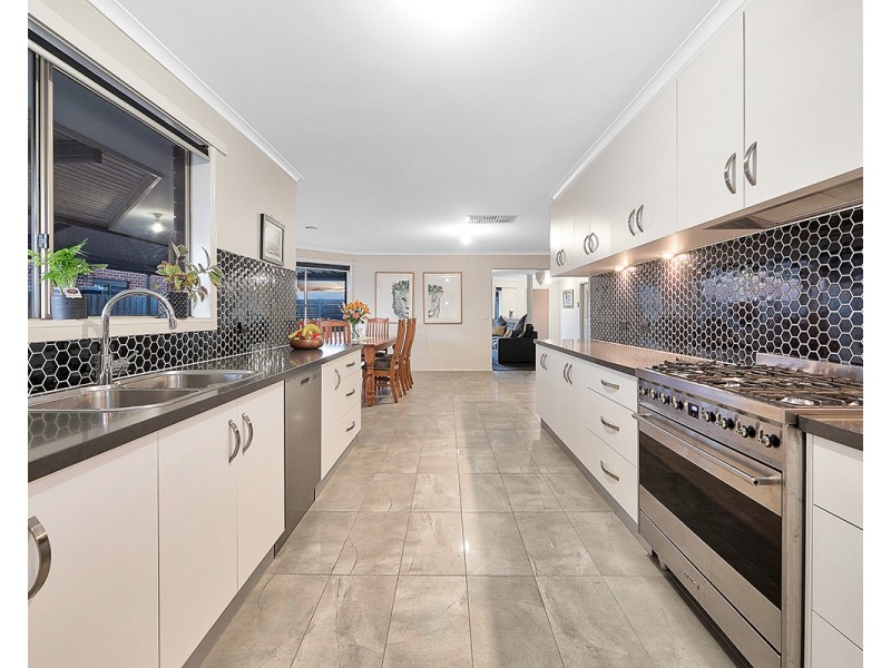 14 Dunferline Crescent, Cranbourne VIC 3977