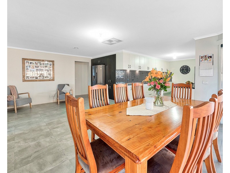 14 Dunferline Crescent, Cranbourne VIC 3977