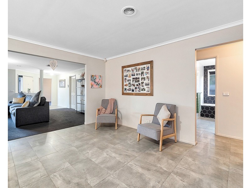 14 Dunferline Crescent, Cranbourne VIC 3977