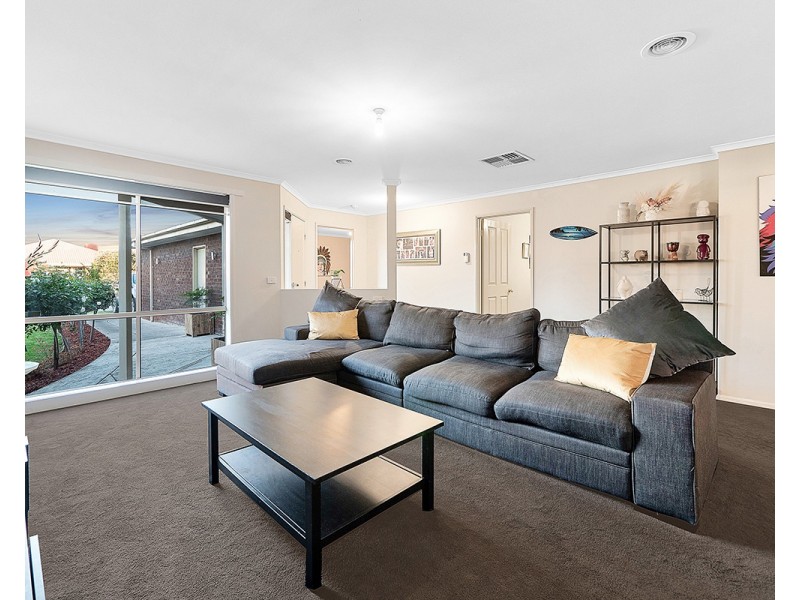 14 Dunferline Crescent, Cranbourne VIC 3977