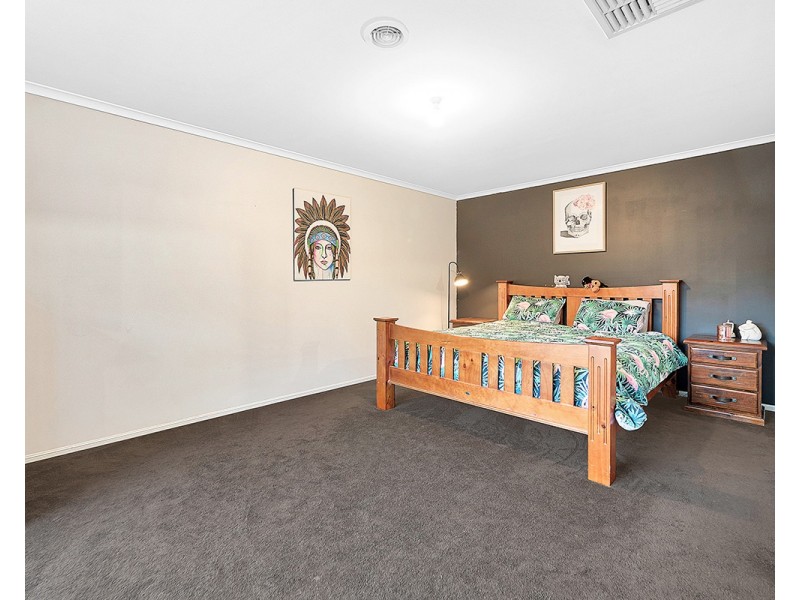 14 Dunferline Crescent, Cranbourne VIC 3977
