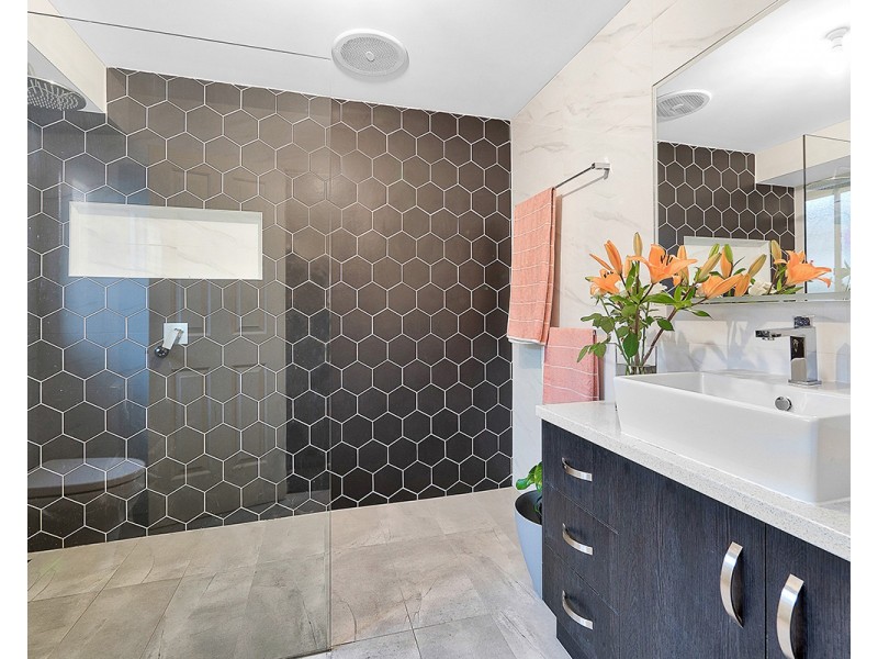 14 Dunferline Crescent, Cranbourne VIC 3977