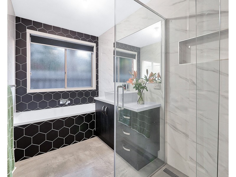 14 Dunferline Crescent, Cranbourne VIC 3977