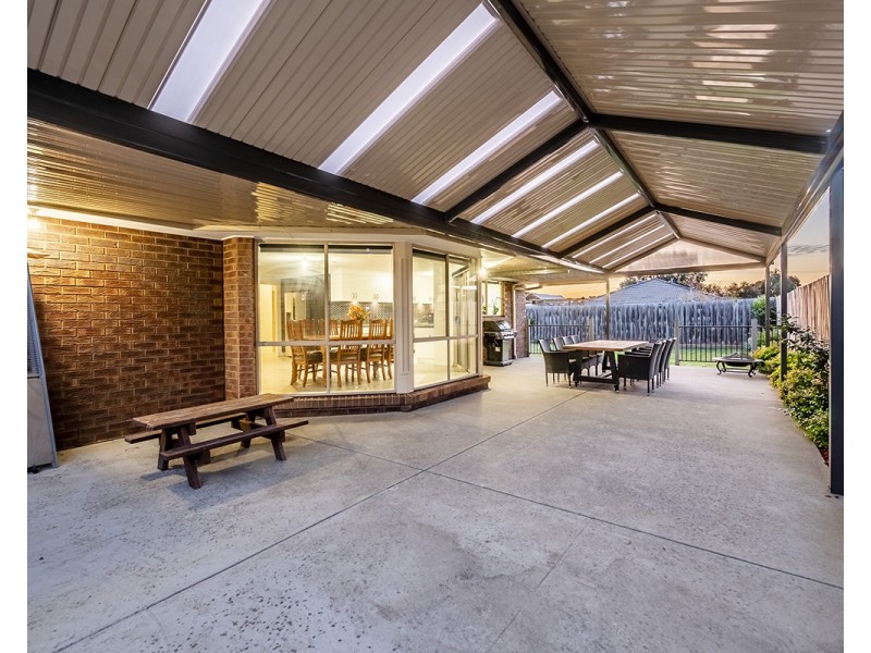 14 Dunferline Crescent, Cranbourne VIC 3977