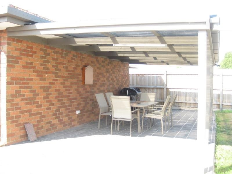 5 Jindalee Gardens, Cranbourne West VIC 3977