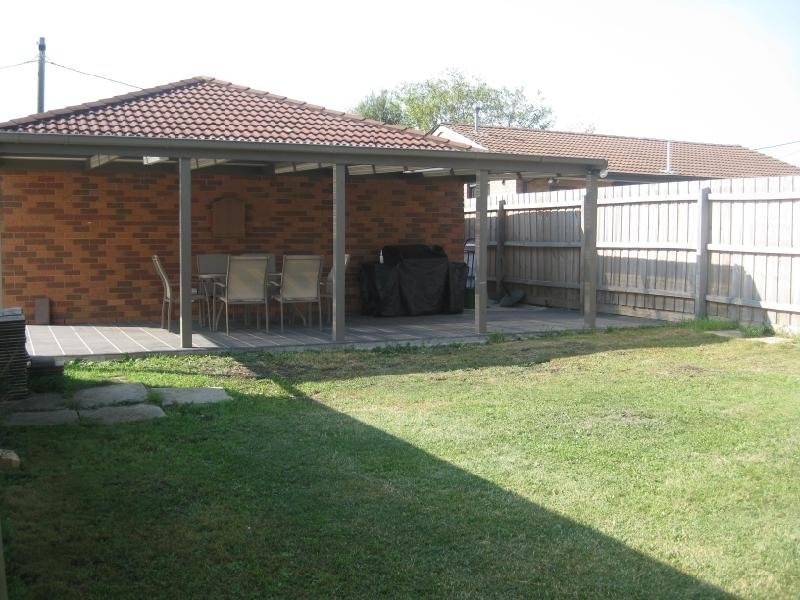 5 Jindalee Gardens, Cranbourne West VIC 3977