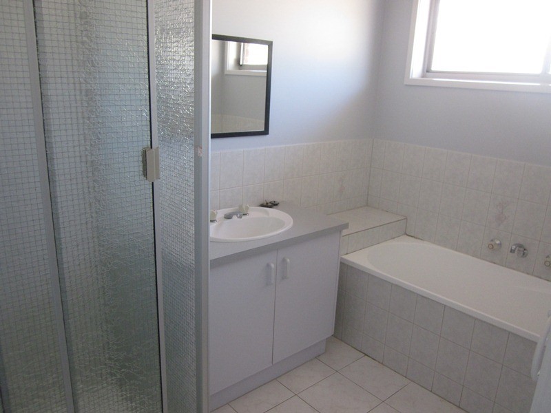 18 Scarborough Avenue, Cranbourne West VIC 3977