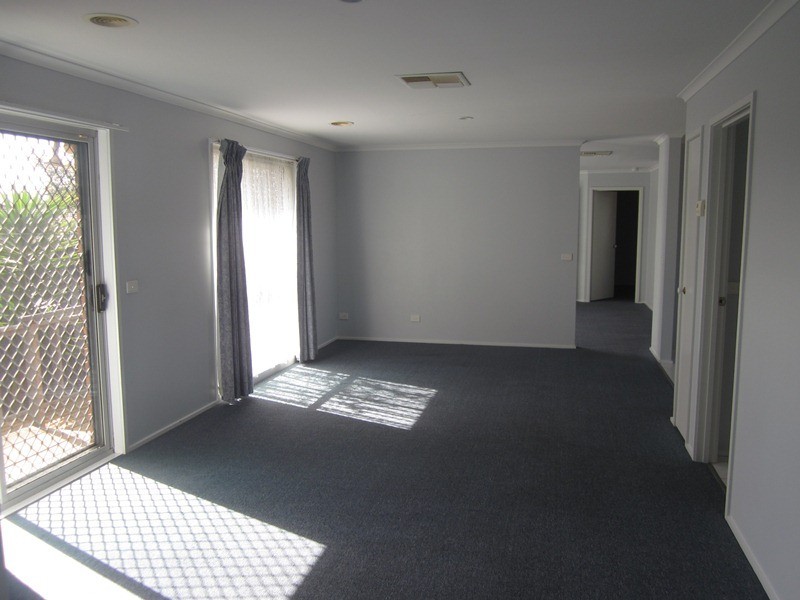 18 Scarborough Avenue, Cranbourne West VIC 3977