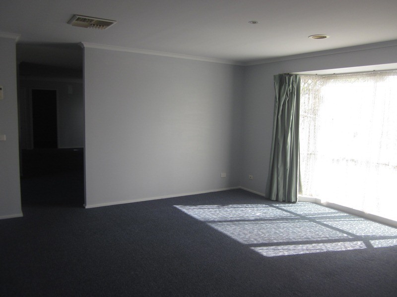 18 Scarborough Avenue, Cranbourne West VIC 3977