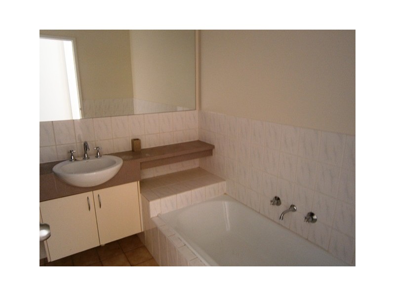 2/4 Caterpillar Court, Desert Springs NT 0870