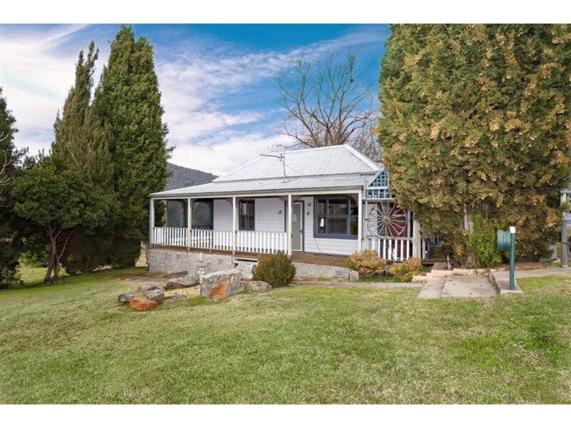 17 Gilmore Street, Adelong NSW 2729