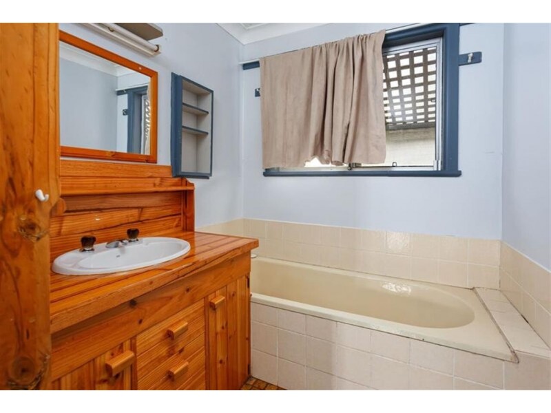 17 Gilmore Street, Adelong NSW 2729