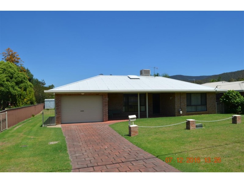 12 Yarralla Street, Tumut NSW 2720