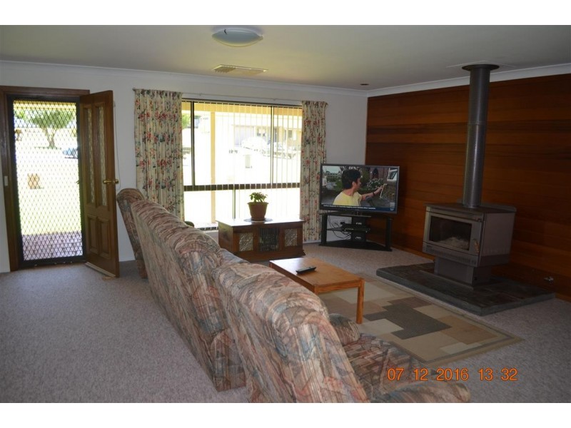12 Yarralla Street, Tumut NSW 2720