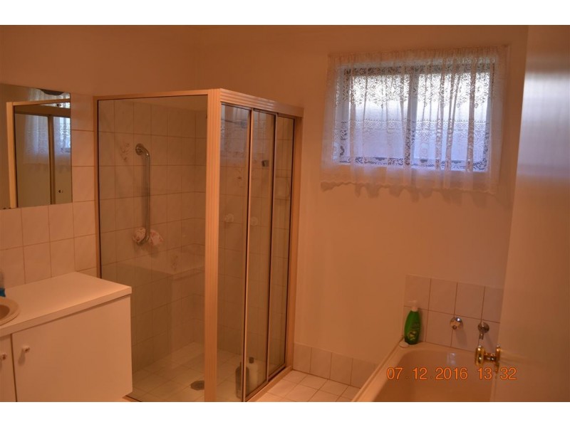 12 Yarralla Street, Tumut NSW 2720