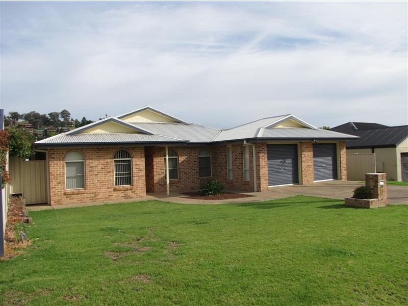 85 Sydney Street, Tumut NSW 2720