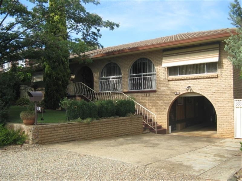 221 Capper Street, Tumut NSW 2720