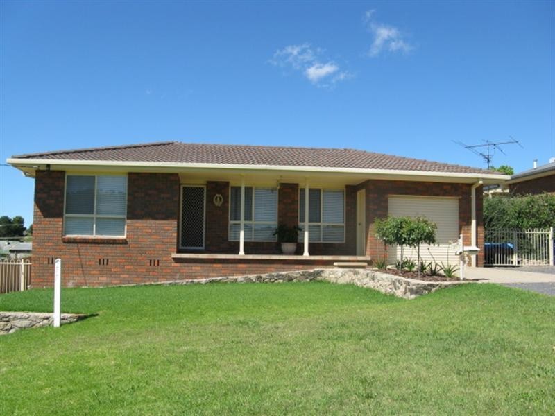 27 Lynch Street, Adelong NSW 2729