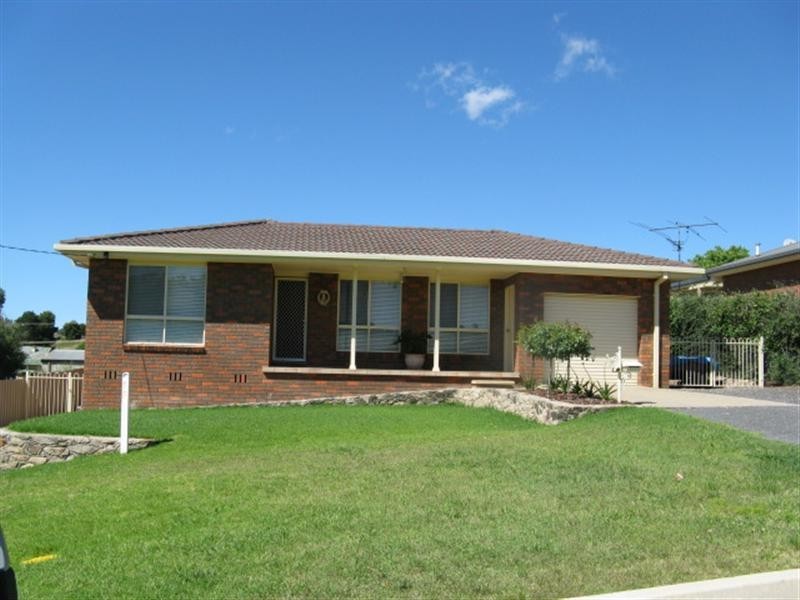 27 Lynch Street, Adelong NSW 2729