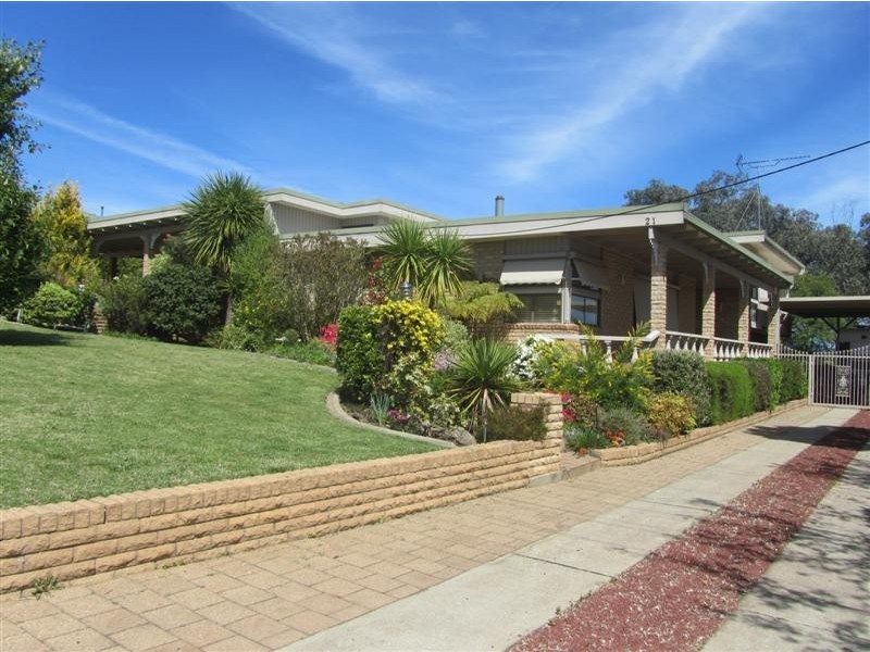 21  Lambie Street, Tumut NSW 2720