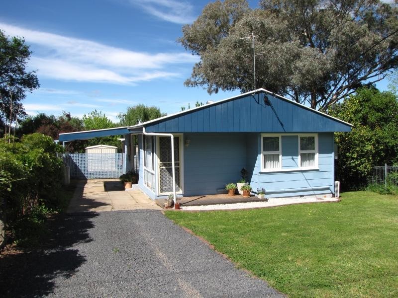 120 Capper Street, Tumut NSW 2720