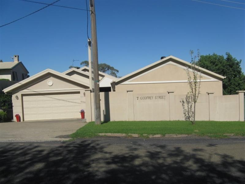 7 Godfrey Street, Tumut NSW 2720