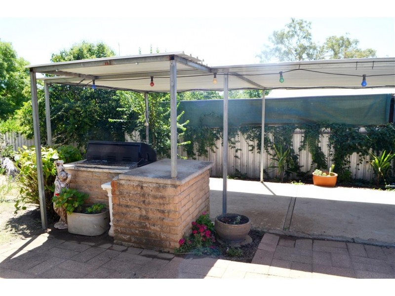 221 Capper Street, Tumut NSW 2720