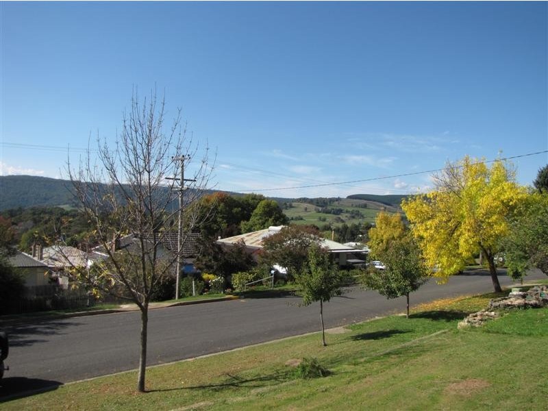 14 Corralyn Avenue, Batlow NSW 2730