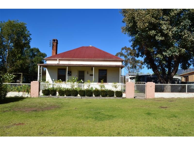 18 Sydney Street, Tumut NSW 2720