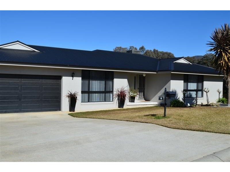 8 Harris Street, Tumut NSW 2720