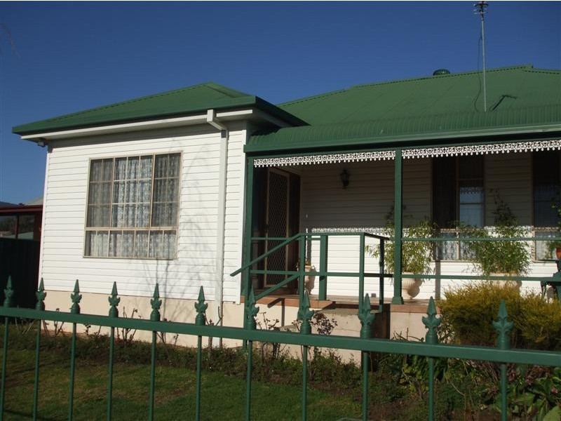 177 Capper Street, Tumut NSW 2720