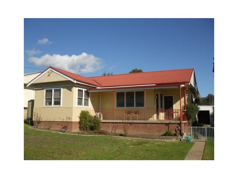 5 Charles Street, Tumut NSW 2720