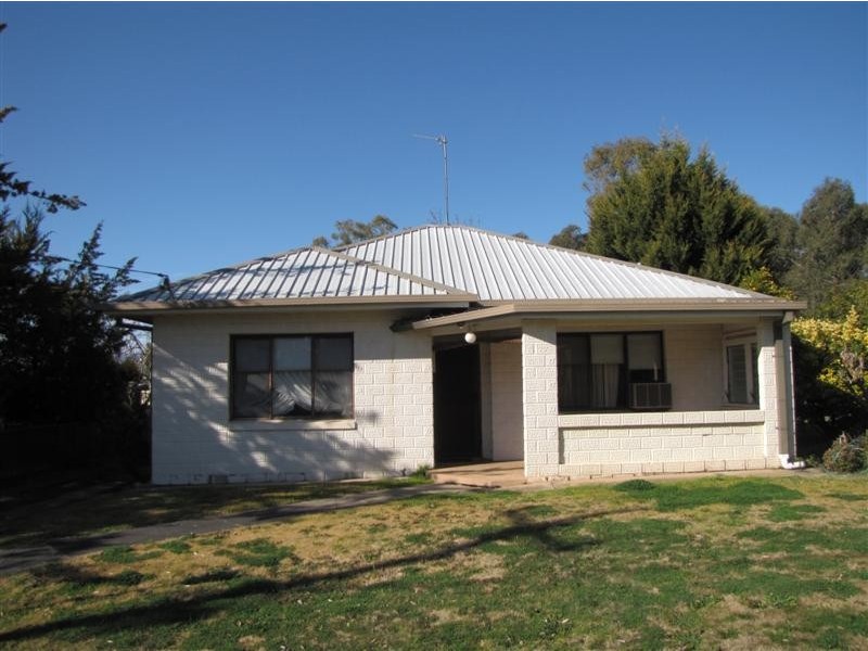 16 Carey Street, Tumut NSW 2720