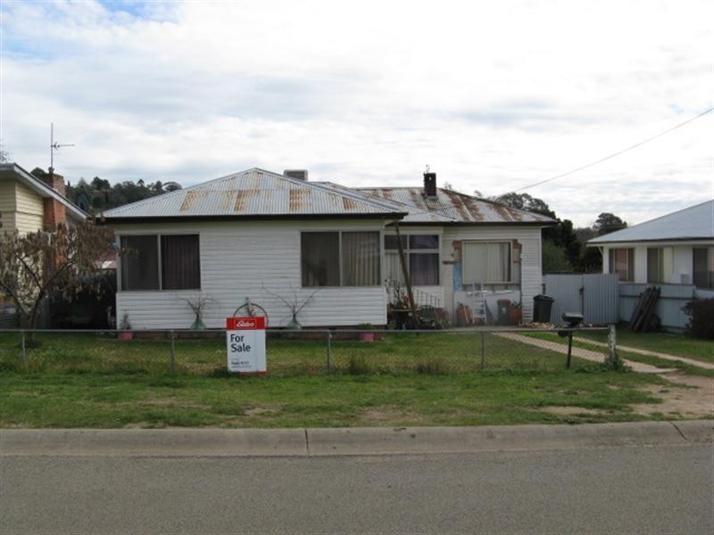 13 Colwell Street, Tumut NSW 2720