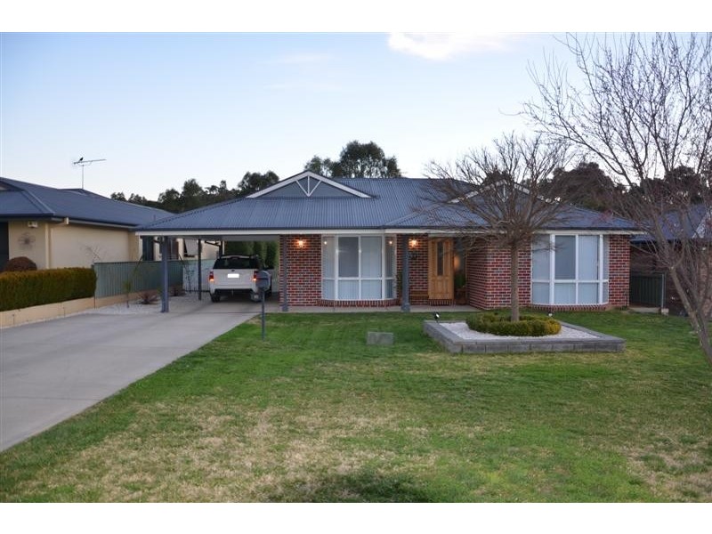 10 Fairway Drive, Tumut NSW 2720