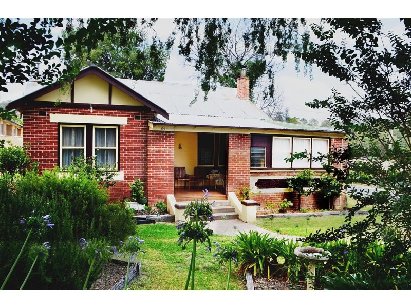 95 Simpson Street, Tumut NSW 2720