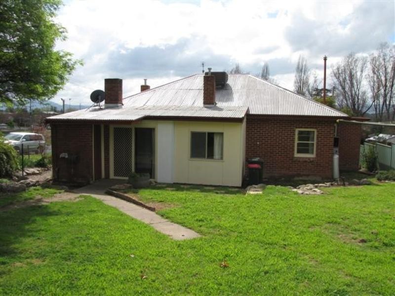1 Clunie Ave, Tumut NSW 2720