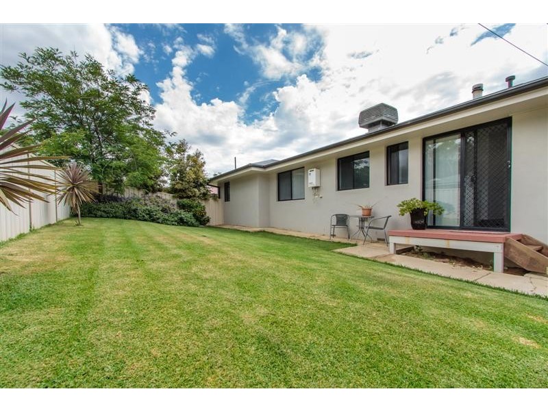 8 Harris Street, Tumut NSW 2720