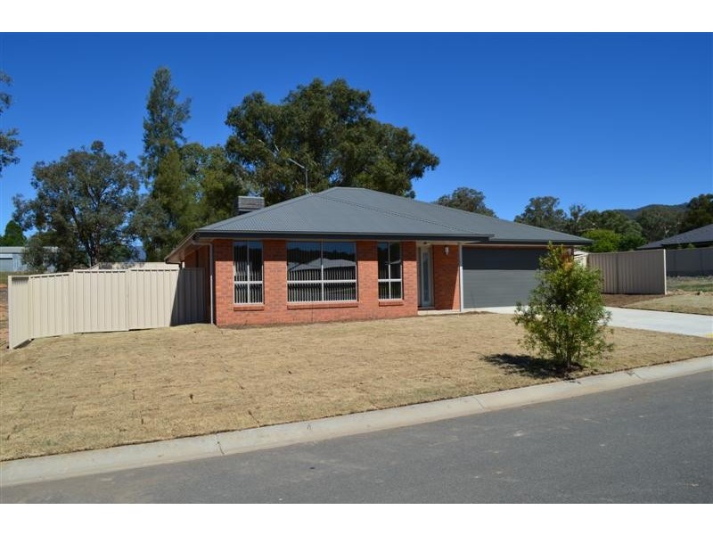 51 Jeffery Circuit, Tumut NSW 2720