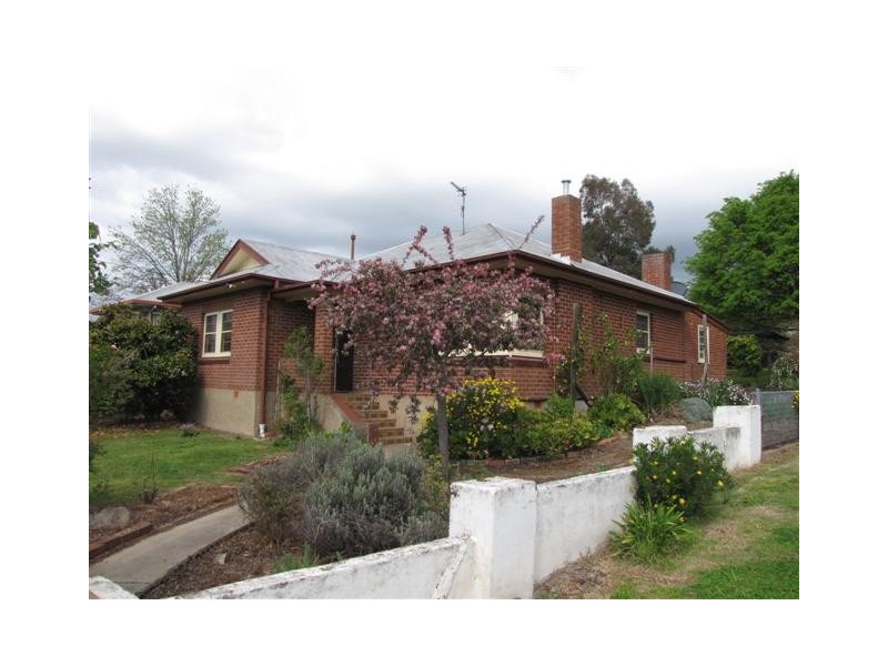 1 Clunie Ave, Tumut NSW 2720
