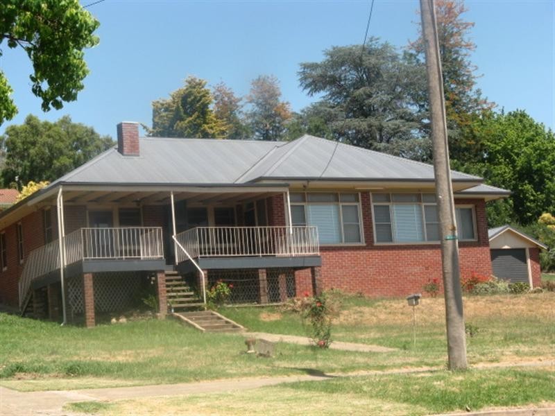73 Lambie Street, Tumut NSW 2720