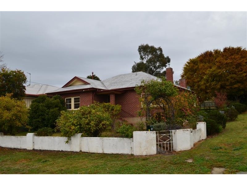 1 Clunie Avenue, Tumut NSW 2720