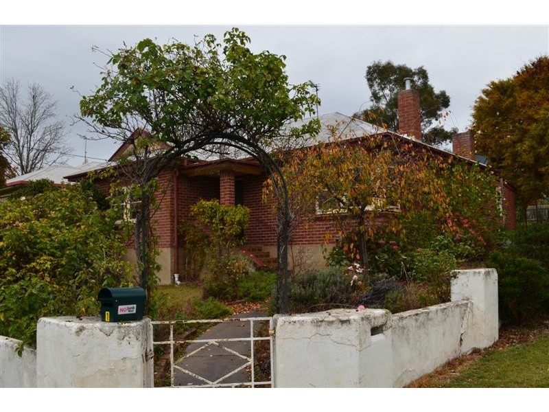 1 Clunie Avenue, Tumut NSW 2720