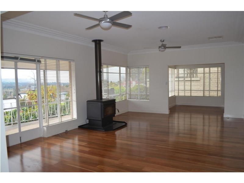 11 Highland Avenue, Tumut NSW 2720