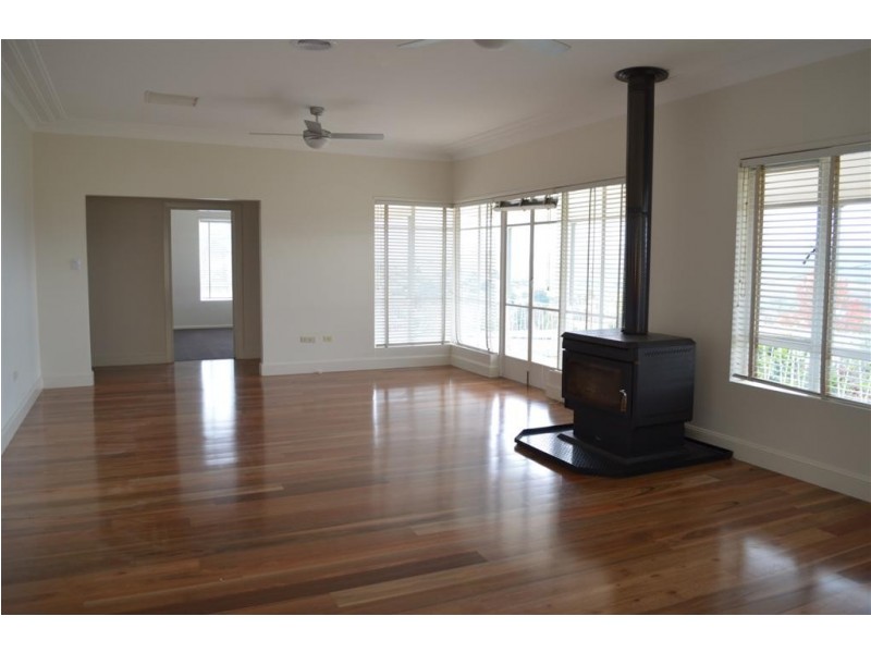 11 Highland Avenue, Tumut NSW 2720