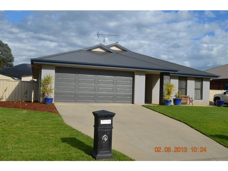 8 Ridge Street, Tumut NSW 2720