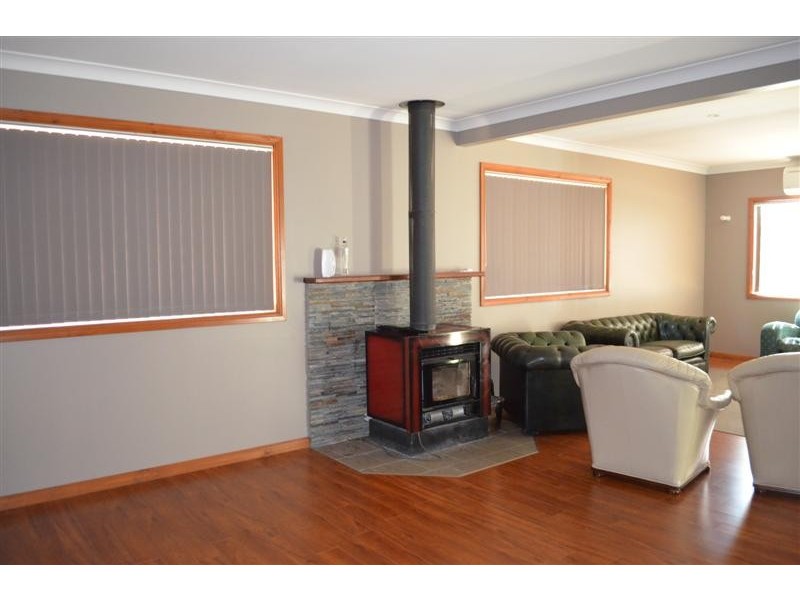 25 East Street, Tumut NSW 2720