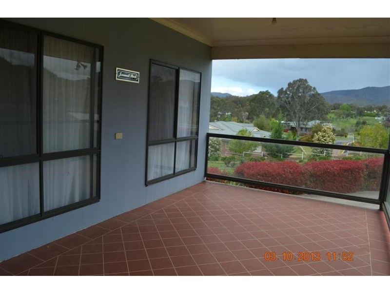 8 Bundarra Crescent, Tumut NSW 2720