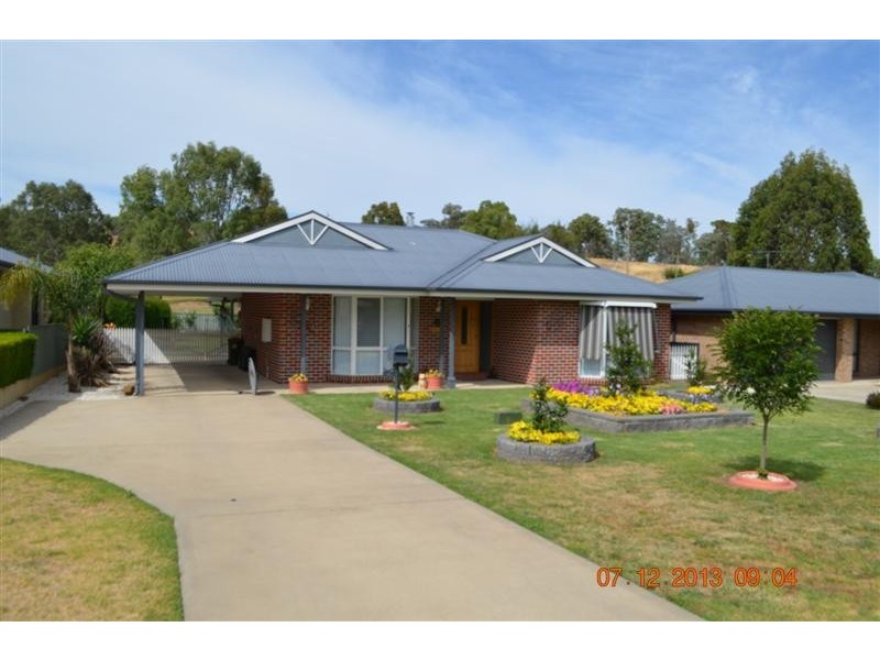 10 Fairway Drive, Tumut NSW 2720